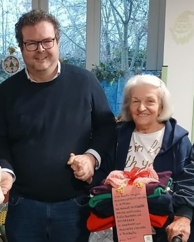 Le mani degli anziani scaldano la città: coperte per chi vive nel freddo